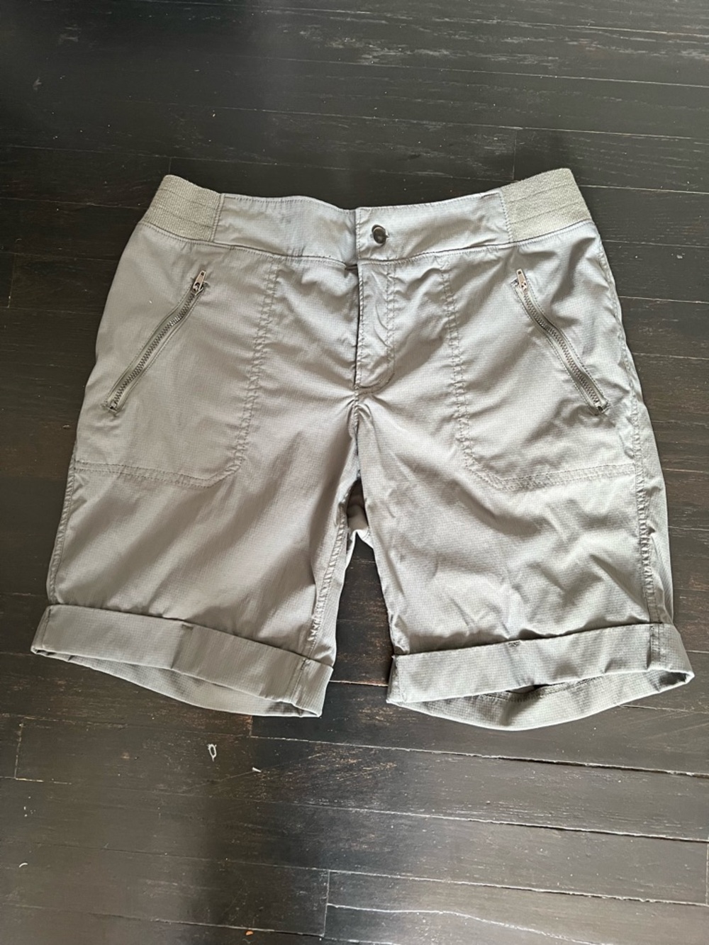 Te Verde women’s green Zip-Pocket Flat Front Shorts